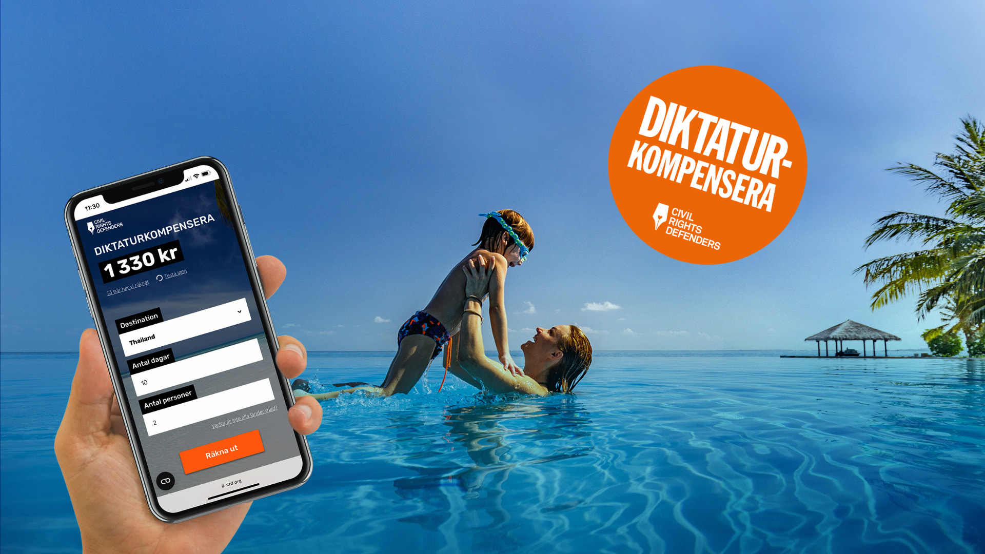 Phone showing the Diktaturkompensera calculator in front of a family swimming in an infinity pool